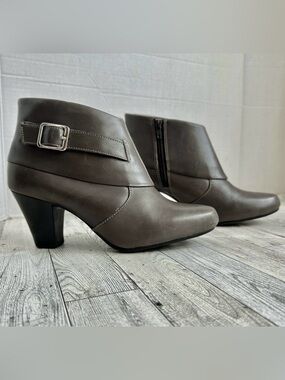 Clarks Women's Grey Leather Zip Ankle Boots Size 8 Style 38774